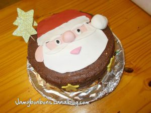 Recette Gâteau Père Noël à la crème et décor en pâte à sucre