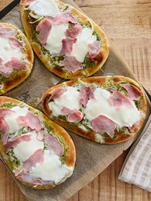 Recette Pizza naan à la crème de pesto, mozzarella et jambon