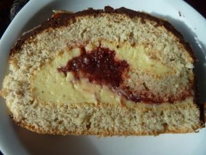 Recette Bûche crème pâtissière et confiture de framboises, couverture ganache noire