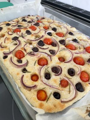 Recette Focaccia aux olives, oignon rouge et tomates cerises