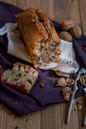 Recette Cake vegan aux pommes, raisins, noix et cannelle