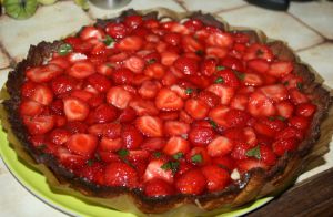Recette Tarte aux fraises sur crème patissière à la fêve tonka et pate sablée au pralin