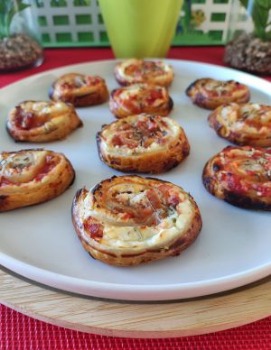 Recette Roulés feuilletés lardons, boursin & sauce tomate