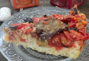 Recette Tarte salée sans gluten à la polenta de riz Exquidia et aux tomates, anchois, poivron, aubergines et olives noires