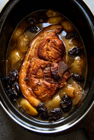 Recette Rouelle de porc aux pommes, aux pruneaux et au cidre