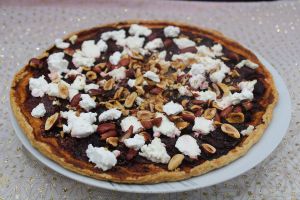 Recette Tarte aux betteraves rouges, caramélisée, fromage de chèvre et noisettes