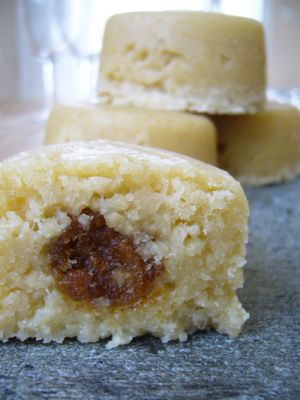 Recette Gâteaux de semoule fourrés à la pâte de dattes, miel, amande et fleur d'oranger