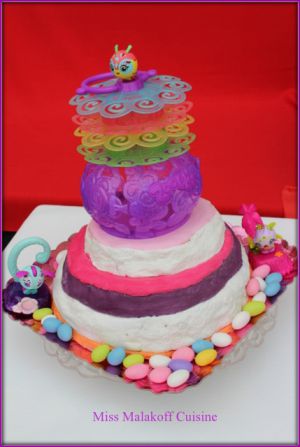 Recette Gâteau au chocolat d’anniversaire Zoobles (enfants) plusieurs  étages en pâte a sucre .Etapes recette illustrées pas a pas . miss malakoff cuisine