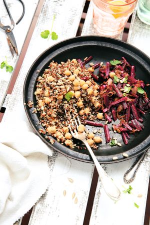 Recette Quinoa aux pois chiches & poêlée de côtes de betteraves nouvelles, ail et coriandre