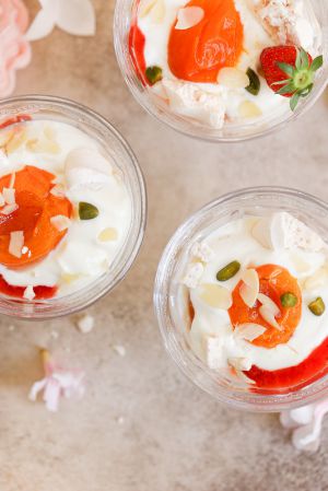 Recette Abricots rôtis à la rose, coulis de fraise et yaourt