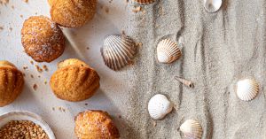 Recette Madeleine coquillage au citron, topping chocolat. noir et pralin