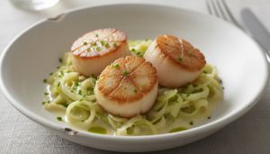 Recette Délicates Saint-Jacques fondantes sur un lit crémeux de poireaux : la douceur incontournable du réveillon