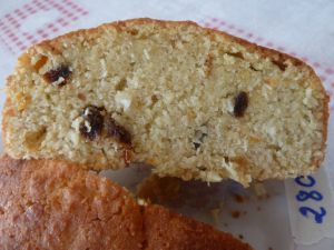 Recette Gâteau amande, noix de coco, raisins, peu sucré, sans farine, parfumé orange