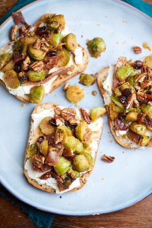 Recette Tartines de fromage frais et choux de Bruxelles caramélisés