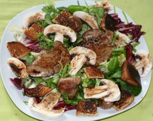 Recette Salade de foie et rognons de lapin, frisée, mâche, chicorée rouge, champignon