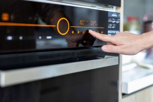 Recette This Is How Often You Should Clean Your Oven—and the Tools to Make It Easier
