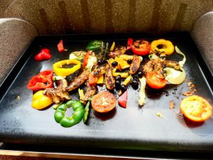 Recette VIDÉO Aiguillettes de poulet, tomates à la provençale, farandole de légumes "cuisson PLANCHA à gaz"