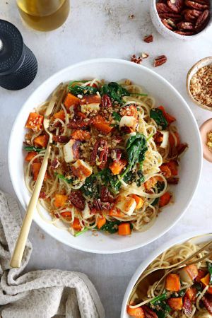 Recette Spaghettis à la courge rôtie, épinards et halloumi grillé