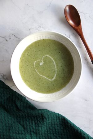 Recette Soupe légère aux pommes de terre et courgette : simplicité et saveurs