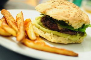 Recette D'hamburger aux lentilles corail, avocat, chou chinois, oignon rouge et curry - vegan