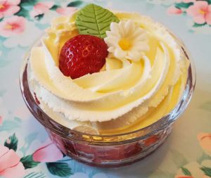 Recette Verrine de brunoise de fraises, chantilly au mascarpone sur biscuit rose