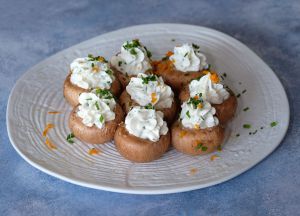 Recette Têtes de champignons farcies à la crème de ciboulette, zeste d'orange