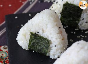 Recette Onigiri au thon, le petit sandwich de riz triangulaire japonais - おにぎり