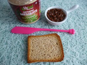 Recette Tartinade 100% crue à la mesquite et au beurre de cacao (diététique, végane, sans sucre ni lait, sans gluten et riche en fibres)