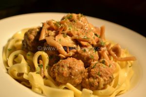 Recette Boulettes Sauce Aux Amandes Et Aux Champignons Sur Tagliatelles