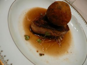 Recette Foie gras poêlé, bouillon de canard au ponzu, céleri rave, croquette de morilles : ombres de drap