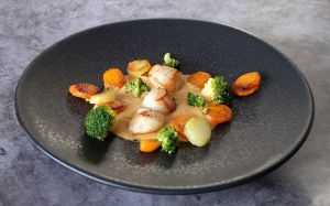 Recette Coquilles Saint-Jacques sauce bisque de homard, carottes et brocoli