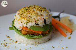 Recette Sushi burger garni d'un tempura de tofu, jeunes pousses de blettes, pêche, avocat et carotte - recette vegan et sans gluten