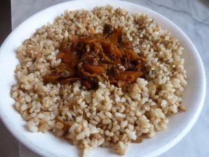 Recette Riz complet, avoine, chou à la tomate un plat végétarien délicieux