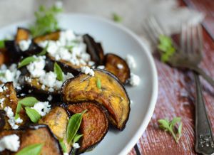 Recette Salade d'aubergine rôtie au four, féta et basilic #végétarien