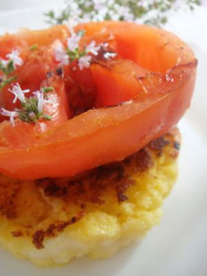 Recette Tomates coeurs de boeuf justes snackees sur galette de polenta doree au fromage pur brebis des pyrenees
