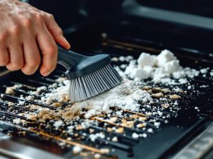 Recette Nettoyer des grilles de four très grasses avec cristaux de soude et brossage patient