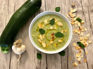 Recette Soupe froide de courgettes à l’ail et aux amandes