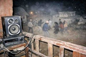 Recette Ambalan’omby : Récit d’une nuit de Famadihana où le monde des morts a payé la musique