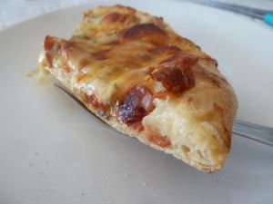 Recette Pizza très simple crème à la moutarde bacon mozzarelle