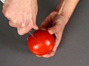 Recette Sauce tomate crue pleine de saveurs, idéale pour garnir une pizza ou une pinsa