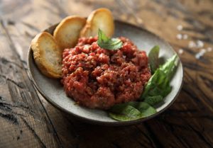 Recette Steak Tartare à la Française : L’Art de Sublimer la Viande Crue comme un Chef Étoilé !