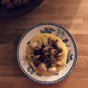 Recette Polenta crémeuse au céleri rave rôti, champignons et reblochon