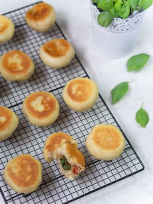 Recette Dampfnudle alsaciens farcis aux tomates confites et mozzarella – Petits pains vapeur moelleux et savoureux