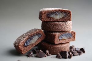 Recette Sablés diamant cacao, cœur poire-cassis et éclats de chocolat