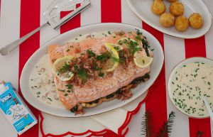 Recette Rôti de saumon farci aux épinards, sauce crémeuse aux crevettes