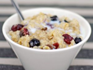 Recette Ce déjeuner de gruau crémeux aux petits fruits ne prend que 2-3 minutes à préparer!