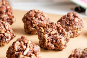 Recette Ces boules de beurre d'arachides, chocolat et Rice Krispies sont super facile à faire!