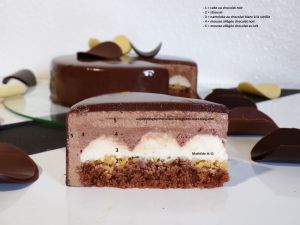 Recette Entremets 3 chocolats d'après l'Ecole Valrhona : cake au chocolat noir et streusel, namelaka chocolat blanc à la vanille, mousse allégée chocolat noir, mousse allégée chocolat au lait