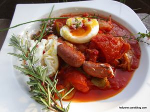 Recette Assiette de légumes de saison en sauce tomate - merguez et oeuf mollet