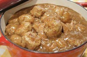 Recette Délicieuse recette traditionnelle de ragoût de boulettes et de pattes de cochons!